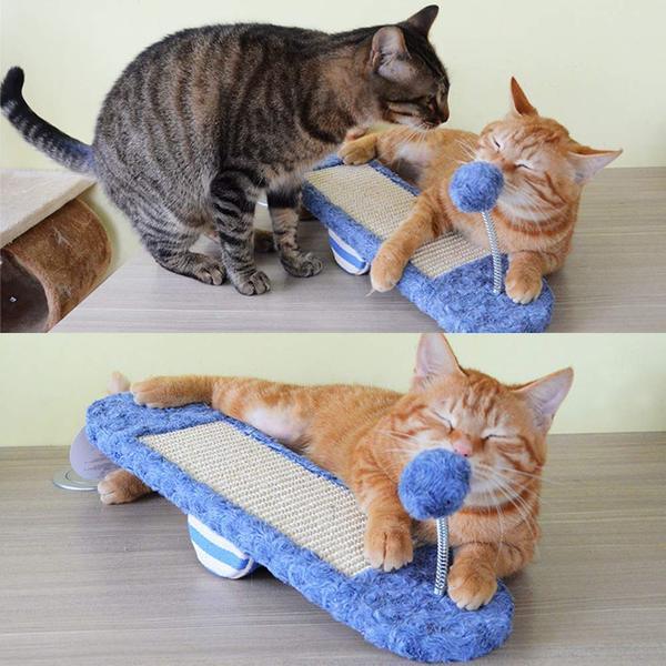Jouet d'équilibre pour chat avec deux chats jouant et grattant sur une plateforme douce et colorée.