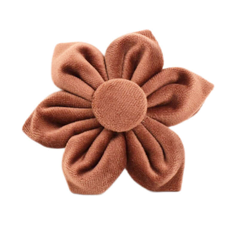 Fleur en velours marron, décoration élégante pour accessoires d'animaux de compagnie.