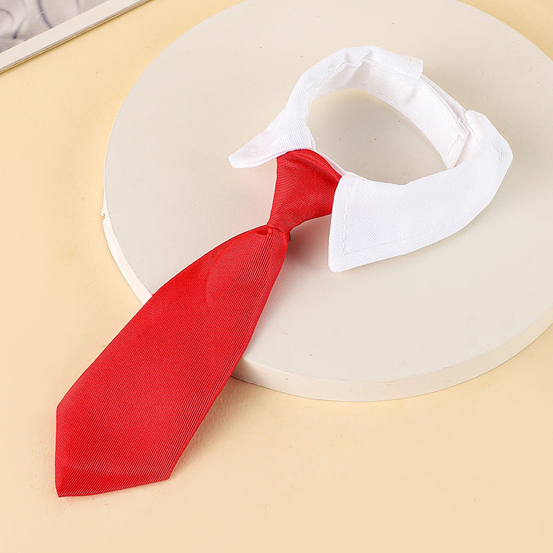 Nœud papillon rouge élégant avec col blanc pour chien, parfait pour les fêtes de Noël.