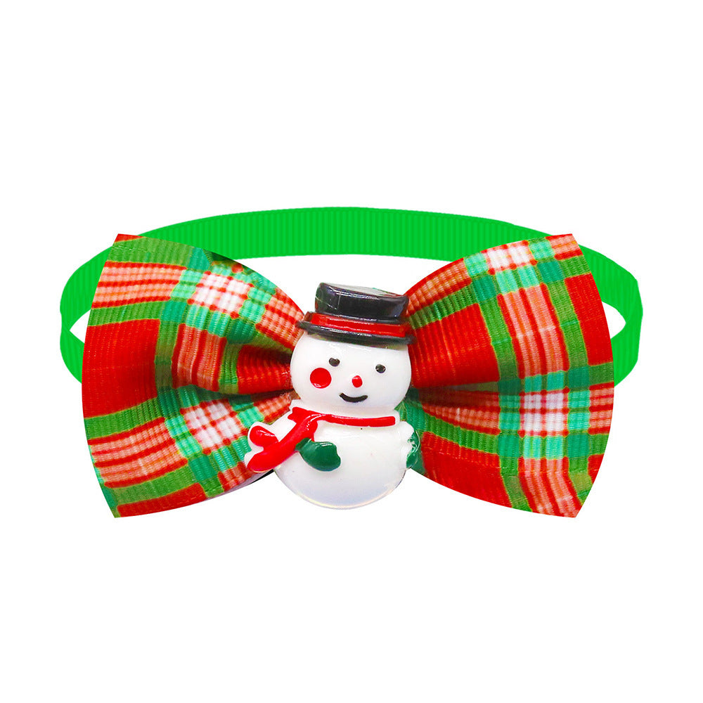 Nœud papillon en plaid pour animaux avec un bonhomme de neige, parfait pour les fêtes et sorties d'hiver.