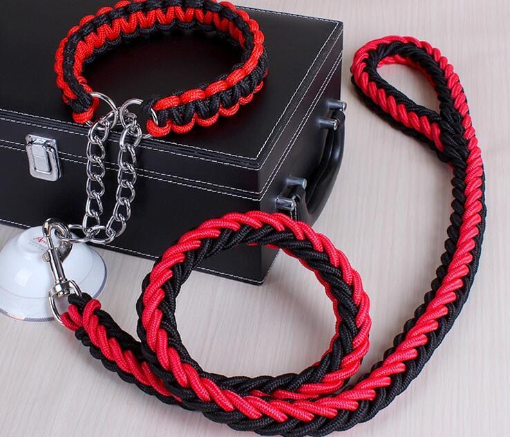 Collier et laisse pour chien en corde tressée rouge et noire, idéaux pour confort et sécurité lors des promenades.