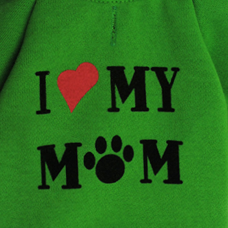 Vêtements pour chiens verts avec inscription 'I ❤️ My Mom' et motif de patte.