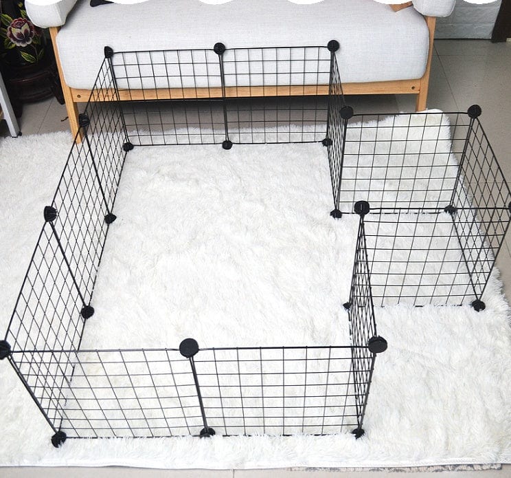 Clôture pour animaux en métal écologique sur un tapis blanc, idéale pour la sécurité des animaux.