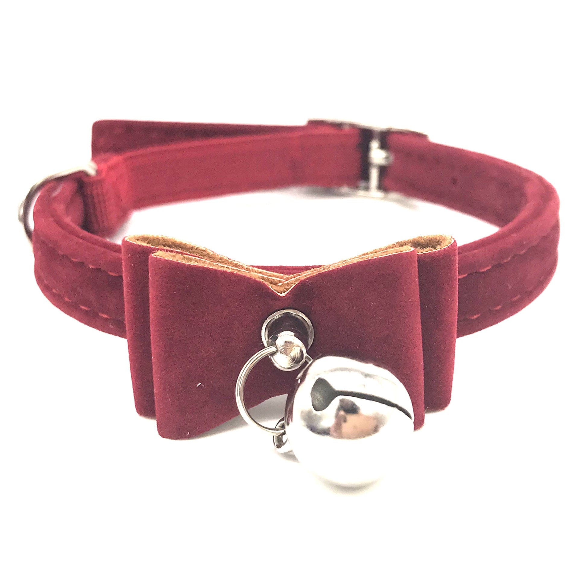 Collier Soin pour chat en velours rouge avec cloche et nœud en métal, accessoire stylé et sécurisé.