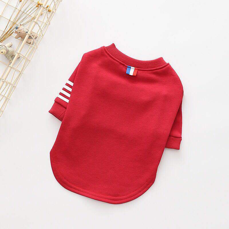 Pull pour chien en coton rouge avec détails sur les manches et drapeau français, idéal pour le confort et le style.