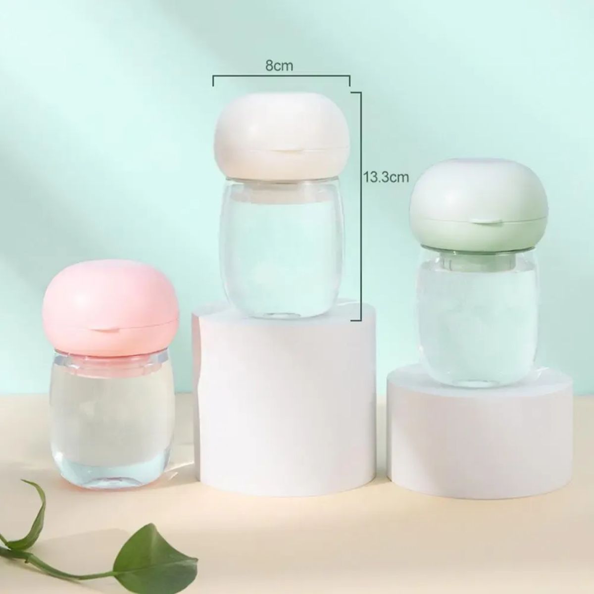 Gourde portable pour animaux de compagnie disponible en rose, vert et transparent, idéale pour les randonnées.