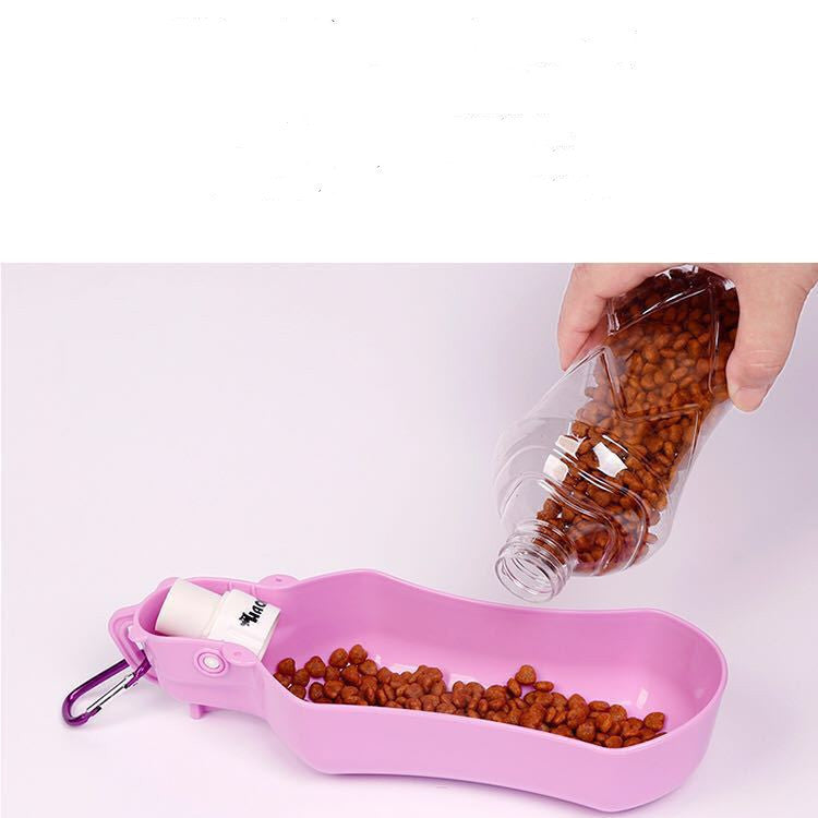 Bouteille d'eau portable pour chiens en rose, versement de croquettes pour animaux de compagnie.
