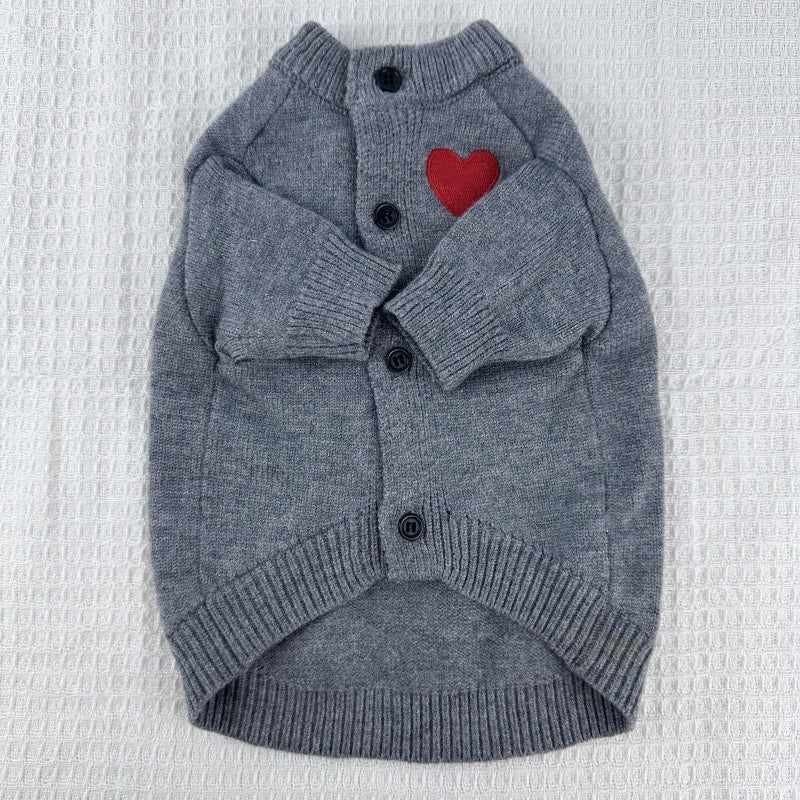 Pull en laine gris pour animaux avec cœur rouge, idéal pour garder les chiens et chats au chaud.