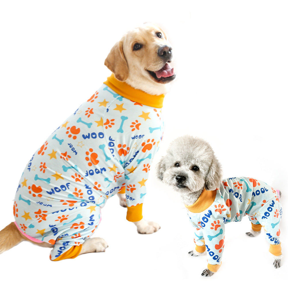 Chiens portant des vêtements en coton doux avec motifs amusants 'Woof', offrant confort et style.