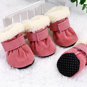 Bottes d'hiver imperméables pour chiens, conçues pour garder les pattes au chaud et protégées.