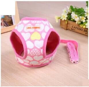 Gilet de randonnée pour chien rose avec motif cœurs et sangle sécurisée, idéal pour les balades.