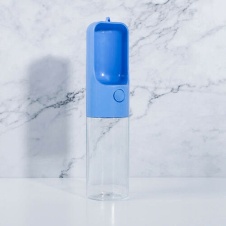 Fontaine à eau portable bleue pour animaux, idéale pour fournir de l'eau fraîche lors des déplacements.