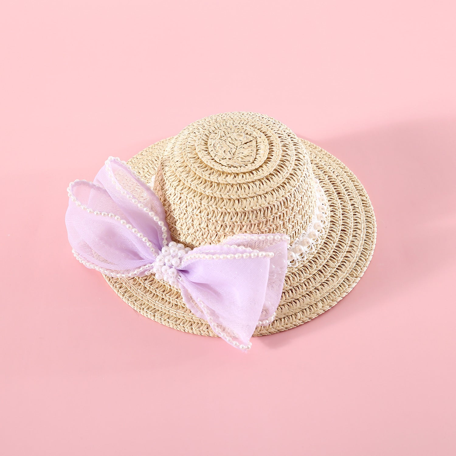 Chapeau en paille pour chat avec nœud en perles, accessoire élégant pour animaux.