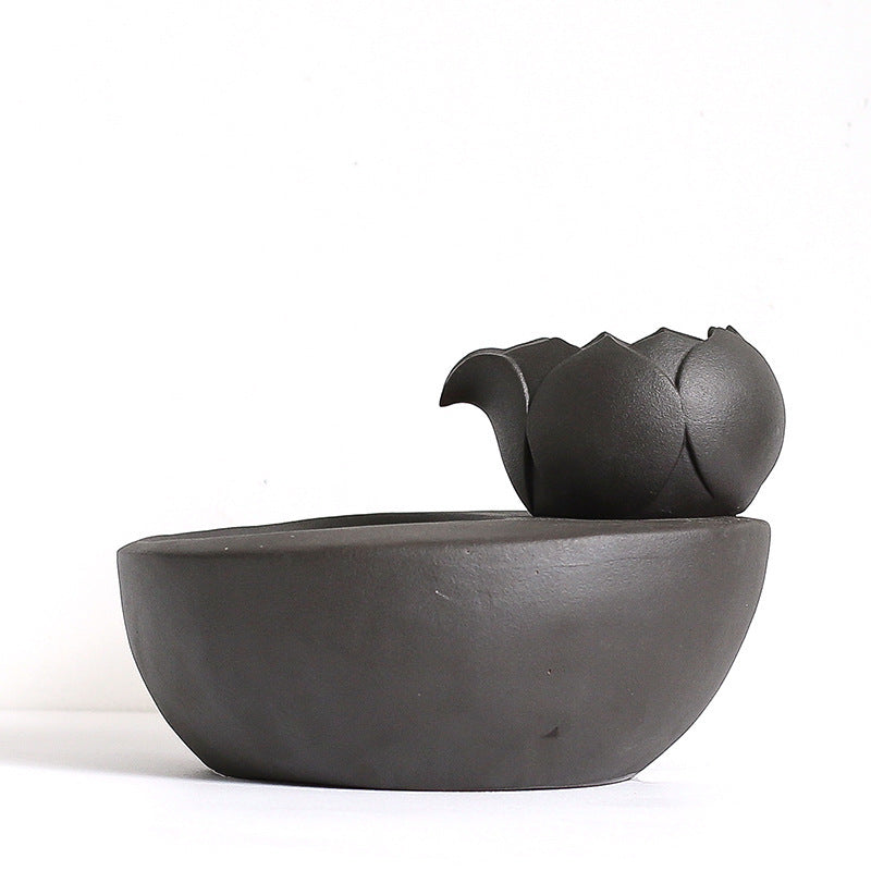 Fontaine à eau pour chat en forme de lotus, design élégant et fonctionnel pour le bien-être félin.