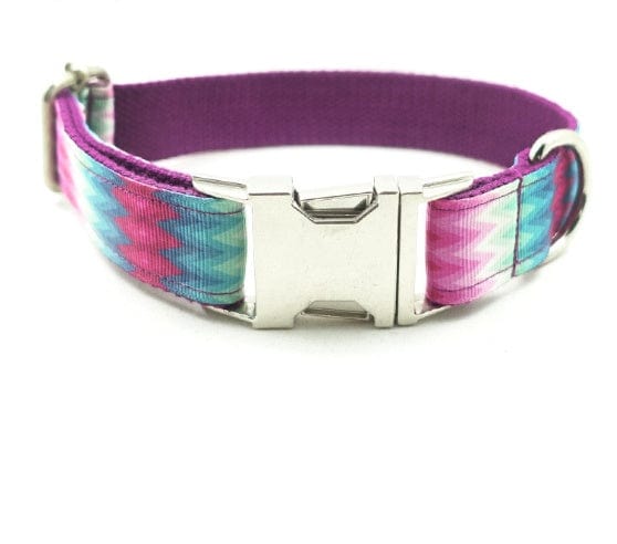 Collier pour chien personnalisé en polyester avec motif coloré et boucle en métal, alliant confort et style.