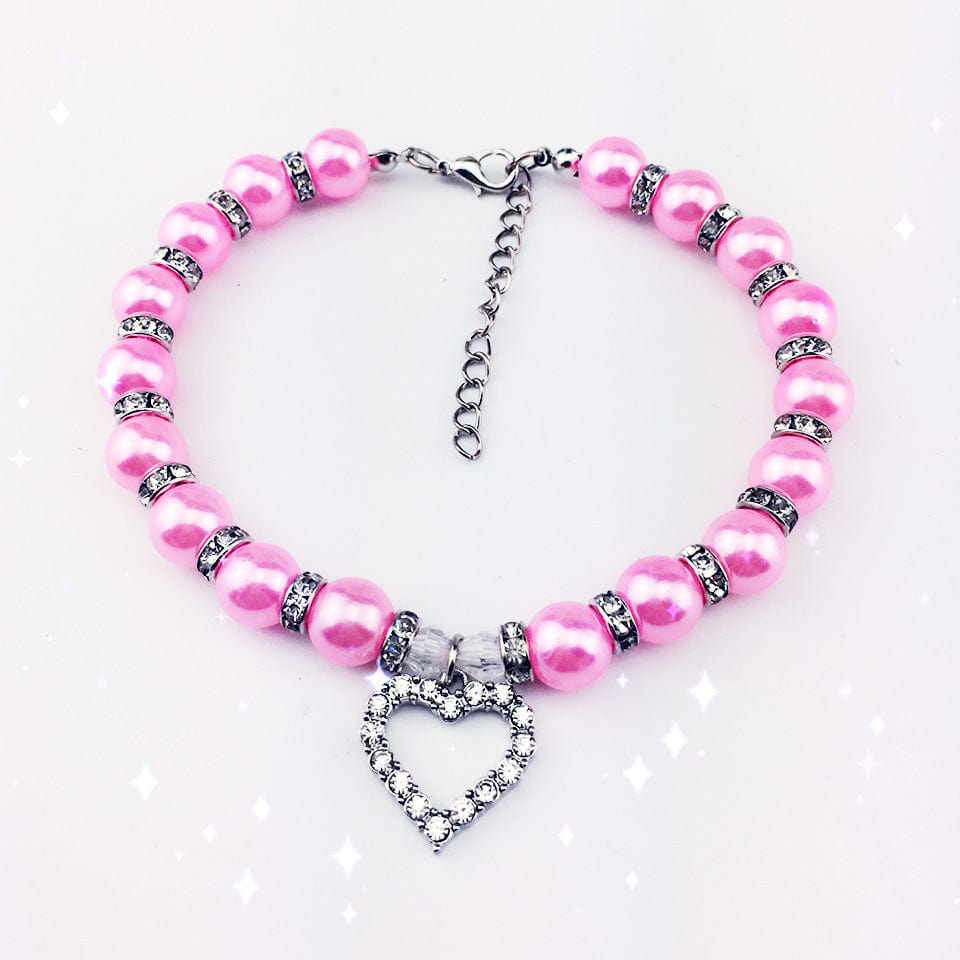 Collier en perles roses avec pendentif en forme de cœur pour animaux de compagnie, élégant et confortable.