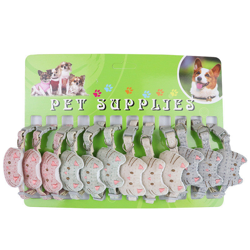 Colliers pour chat multicolores en forme de tête de chat sur support, accessoires mignons pour animaux de compagnie.