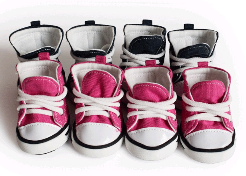 Chaussures en denim roses et noires pour chiens, parfaites pour l'été et le sport.