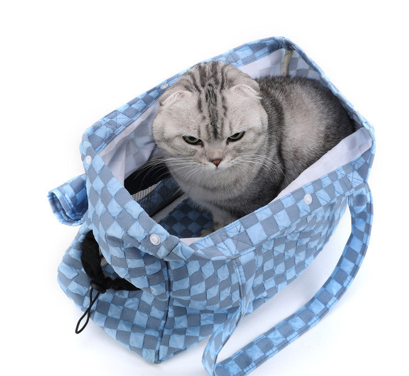 Sac à Dos Portable pour Chat avec un chat gris à l'intérieur, sac bleu à carreaux, design confortable.