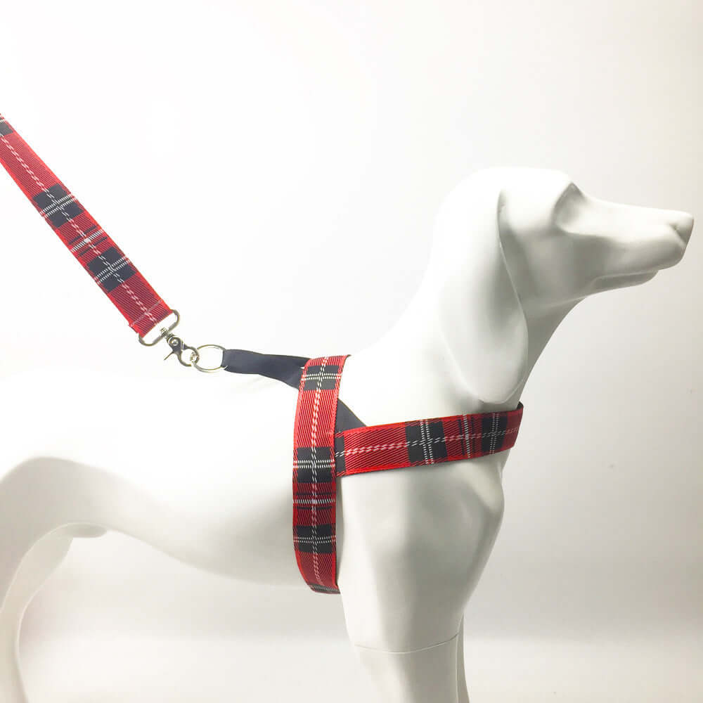 Harnais réglable en nylon rouge et noir pour chien avec laisse, parfait pour le confort et la sécurité des animaux.