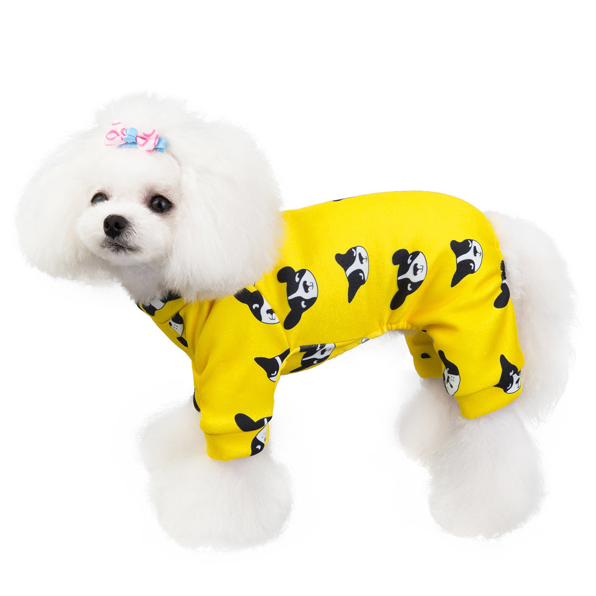 Chien avec un vêtement jaune à motifs de panda, parfait pour garder votre animal au chaud et stylé.