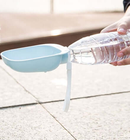 Bouteille d'eau portable Teddy pour animaux avec compartiment pour boire, pratique et légère, en bleu.