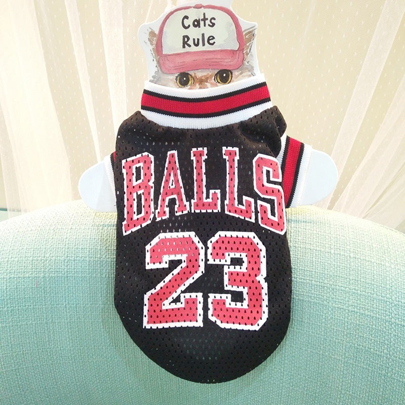 Sweatshirt noir pour chats avec le texte 'BALLS 23', style sportif et coupe décontractée, porté par un chat.