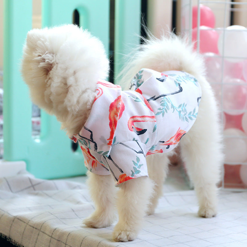 Petit chien en t-shirt d'été avec motifs de flamants roses, parfait pour un look chic et confortable.