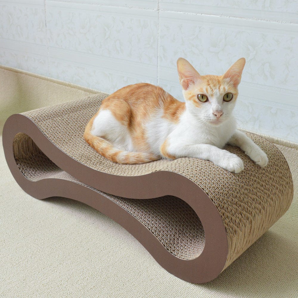Chat couché sur une planche à gratter en carton ondulé, offrant confort et divertissement.