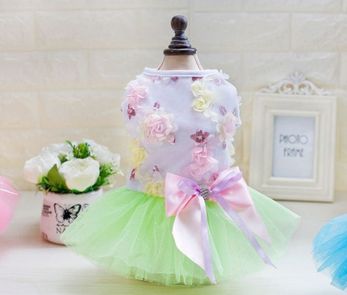 Robe Tutu Princesse pour Chien avec fleurs et nœud, idéale pour l'été et les promenades élégantes.