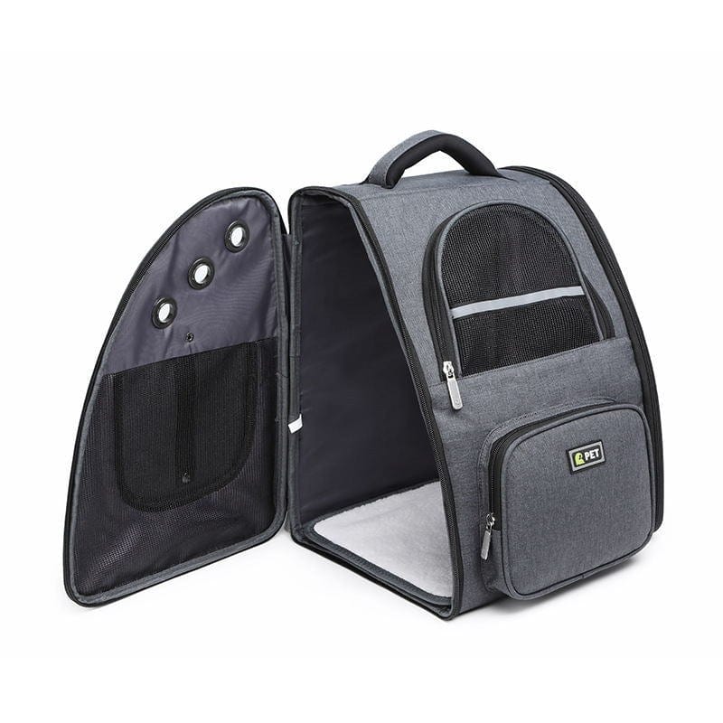 Sac à dos pour animaux de compagnie en tissu gris, avec poche avant et ouverture en filet pour ventilation.