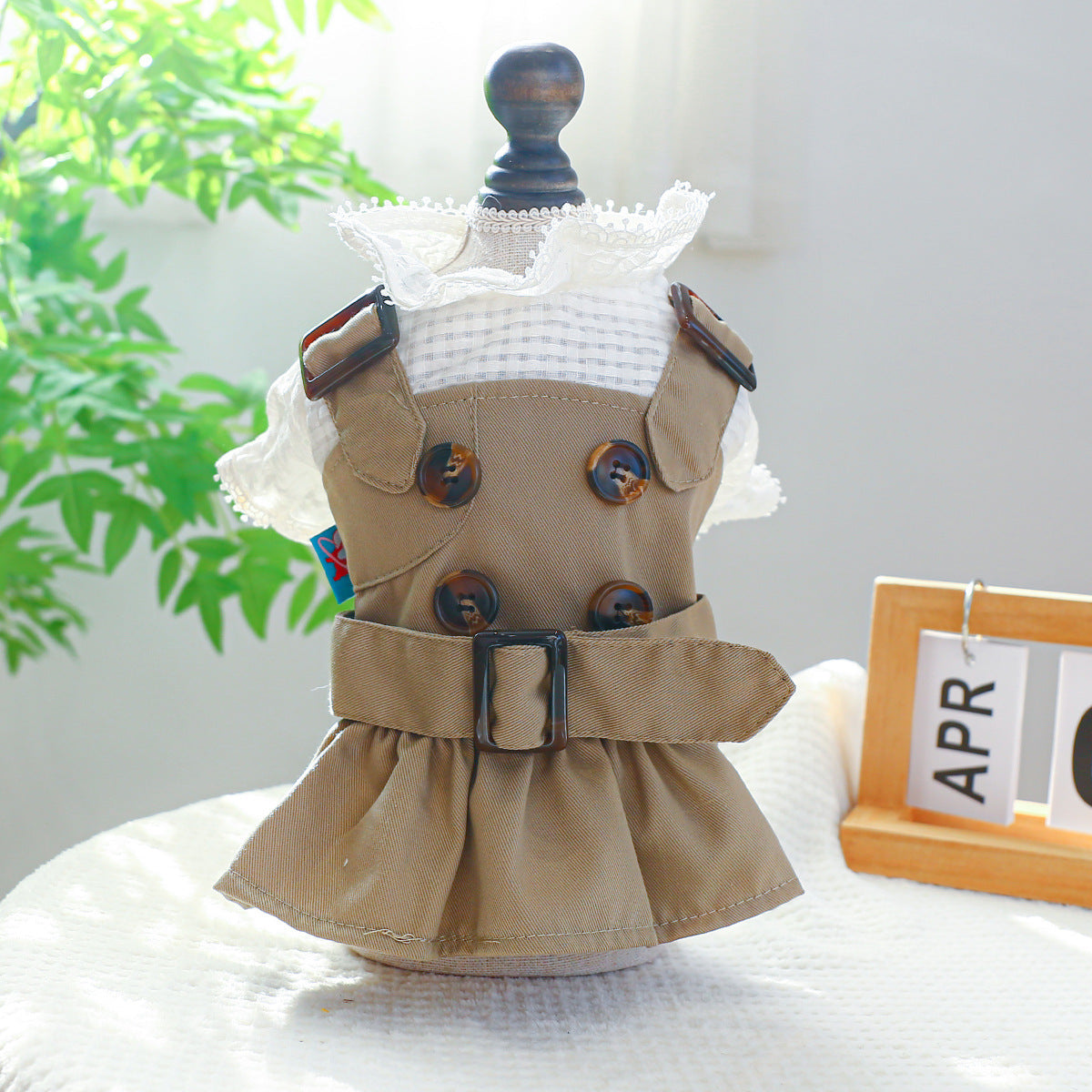 Manteau trench khaki élégant pour animaux de compagnie, parfait pour le confort et le style.
