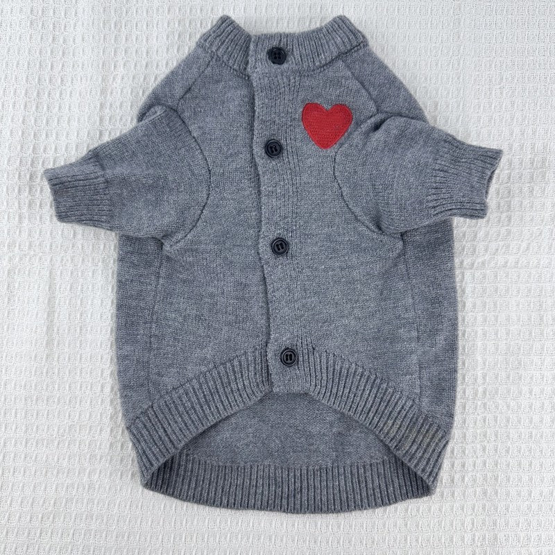 Pull en laine gris pour animaux de compagnie avec un cœur rouge, idéal pour garder votre chien ou chat au chaud.