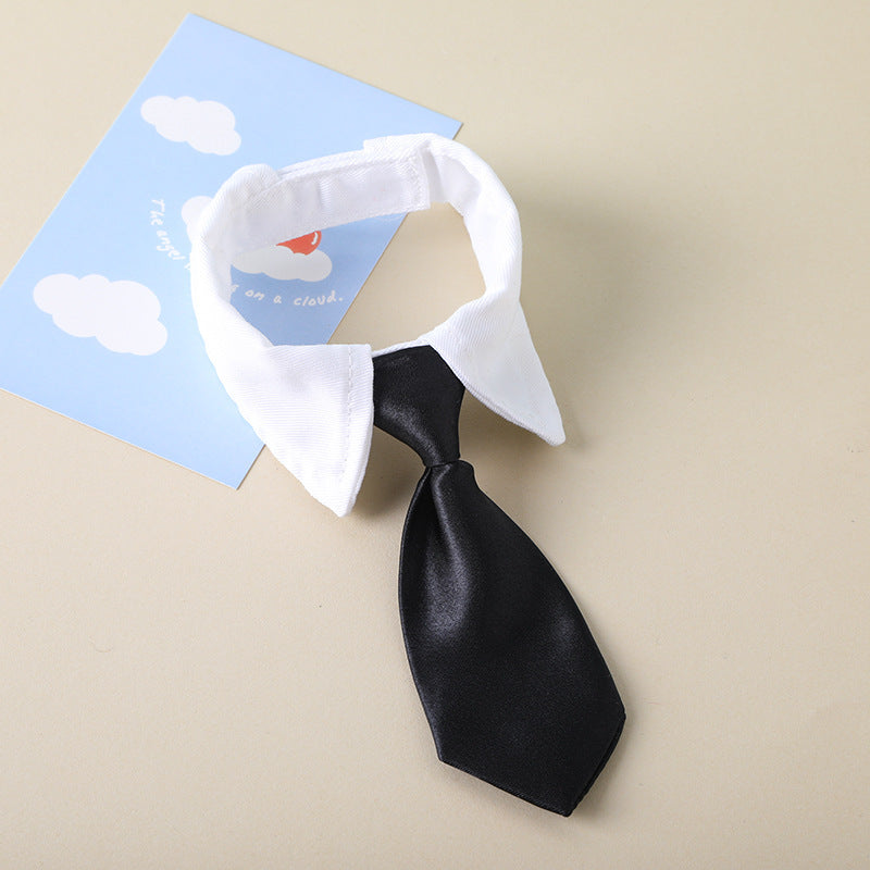 Cravate pour chiens en polyester noir et blanc, parfaite pour les occasions élégantes.