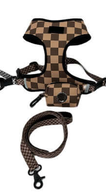 Harnais de sécurité pour chien en motif damier beige et marron avec laisse assortie, confortable et stylé.