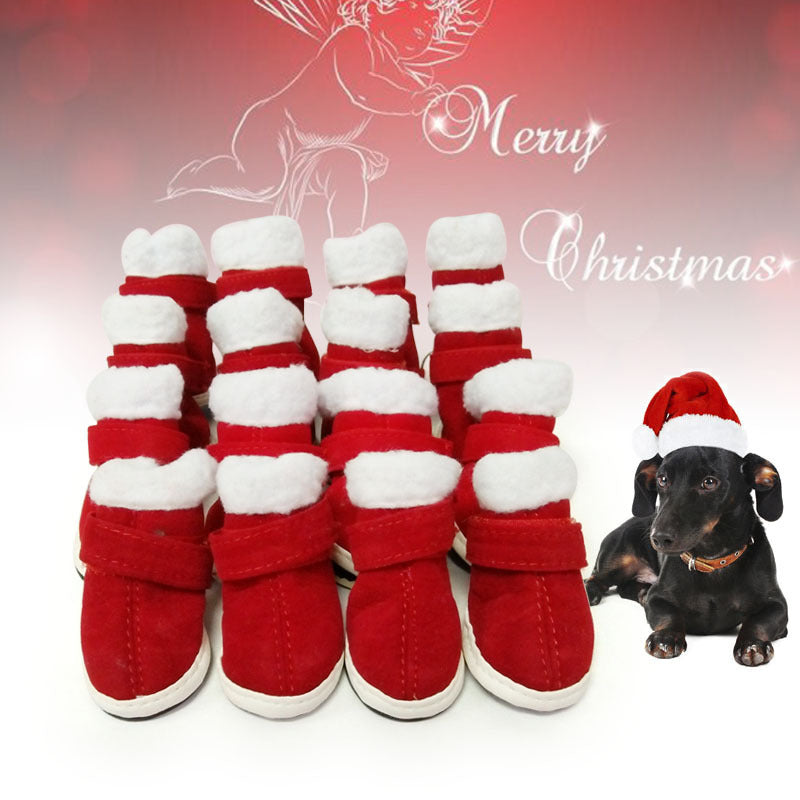 Bottes de Noël en peluche rouges pour chiens avec un fond festif et un chien portant un bonnet de Noël.