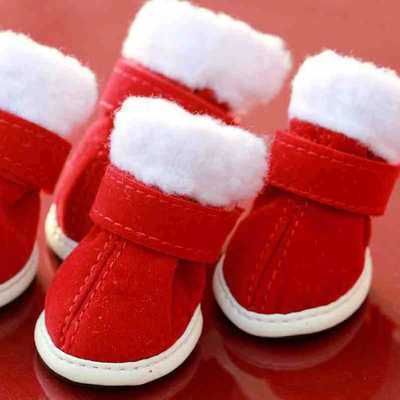Chaussures de Noël rouges pour animaux avec doublure en fourrure, idéales pour garder les pattes au chaud.