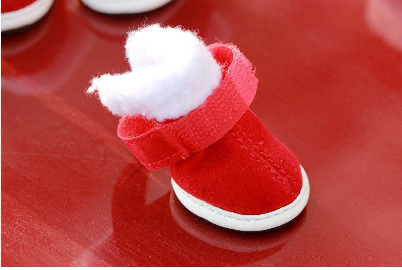 Chaussure de Noël rouge pour animaux avec doublure en peluche blanche, parfaite pour garder les pattes au chaud.