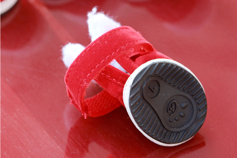 Chaussure de Noël pour animal en coton rouge avec semelle noire, idéale pour garder les pattes au chaud.