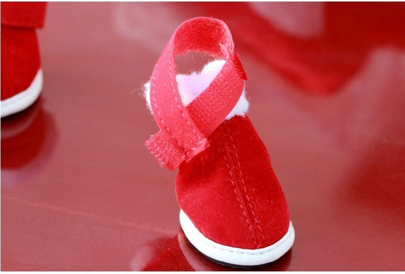 Chaussures de Noël rouges pour animaux en coton, confortables et festives, parfaites pour garder les pattes au chaud.