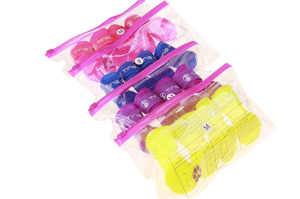 Bottes de pluie pour chiens en PVC, pack de trois tailles avec sachets de rangement colorés.