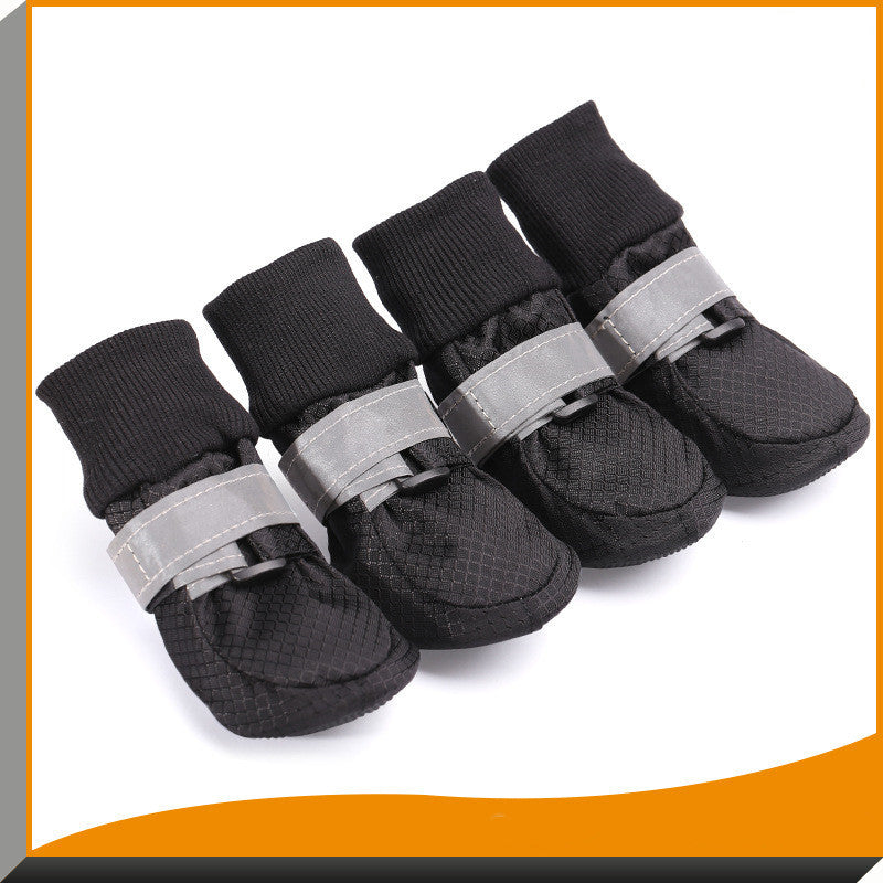 Bottes noires imperméables pour chiens, confort optimisé pour promenades d'été et d'automne.