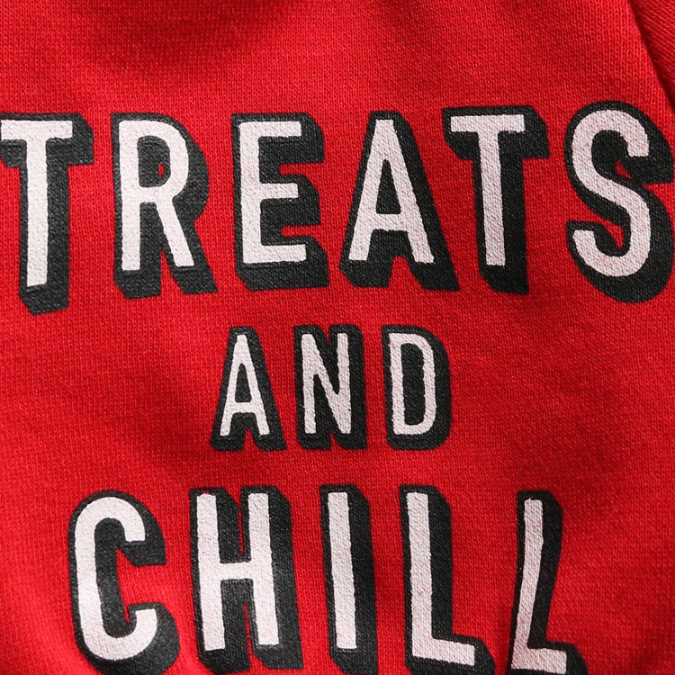 Texte rouge sur pull pour animaux avec les mots 'TREATS AND CHILL' pour un look décontracté.