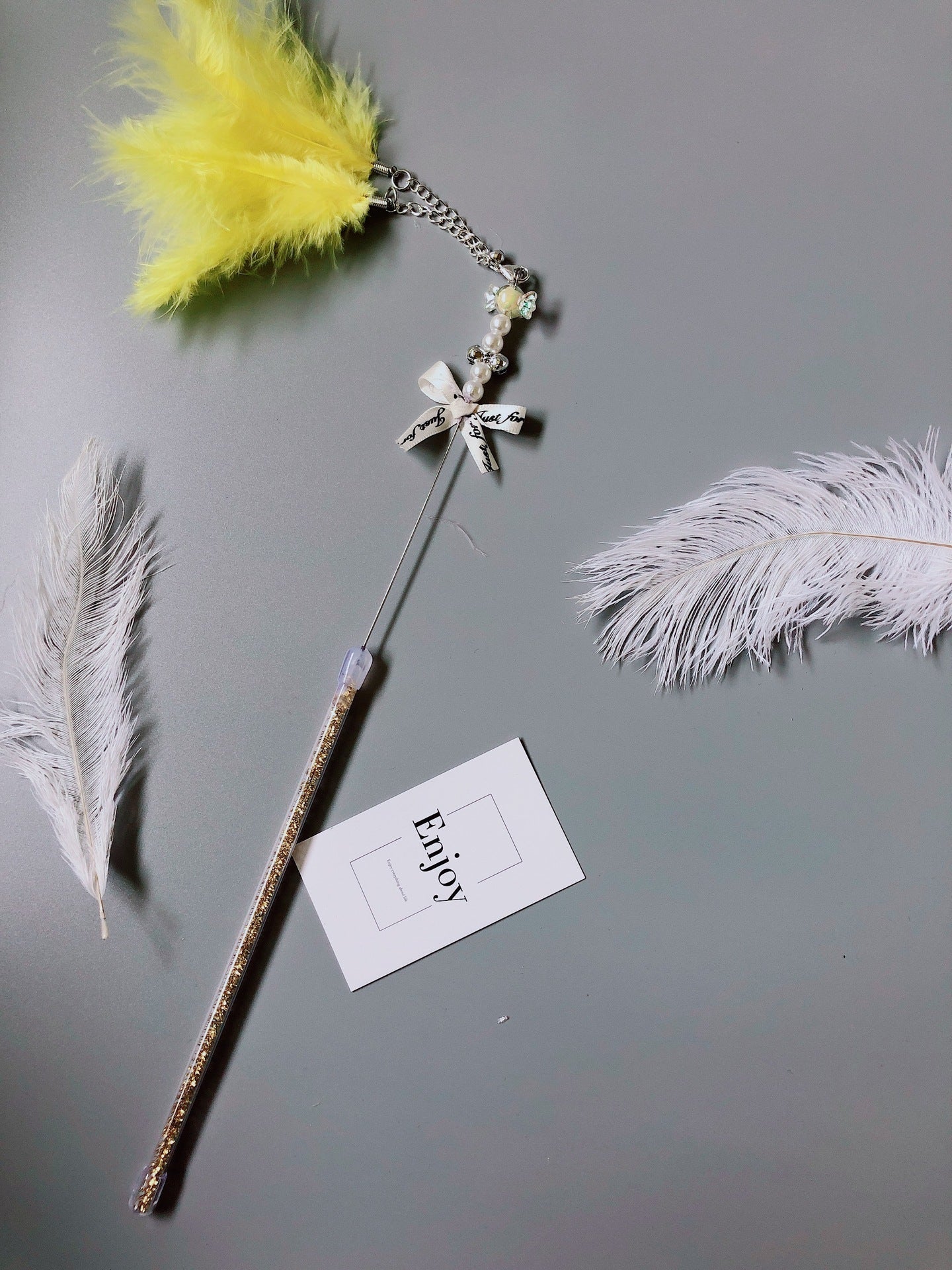 Bâton à lancer fait main pour chat avec plumes jaunes et décorations scintillantes, jouet interactif pour chats.