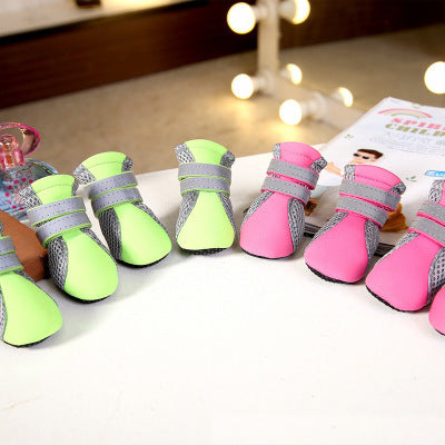 Chaussures étanches pour chiens Teddy en couleurs vives, offrant confort et sécurité pour vos promenades.