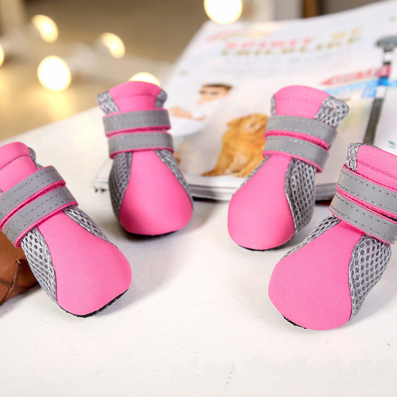Chaussures étanches rose pour chiens Teddy sur une table avec des magazines, offrant confort et protection.