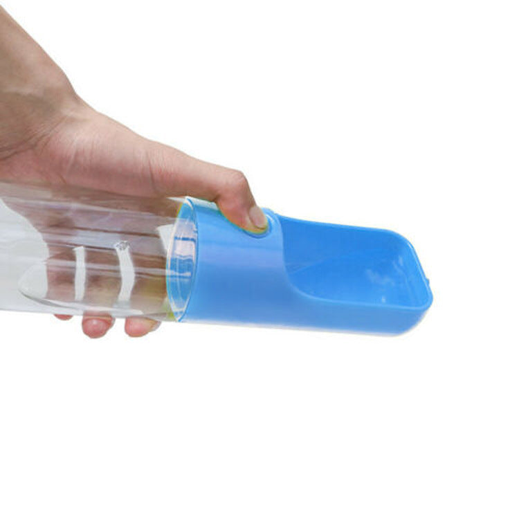 Fontaine à eau portable pour animaux de compagnie en plastique avec abreuvoir intégré, idéale pour chiens et chats.