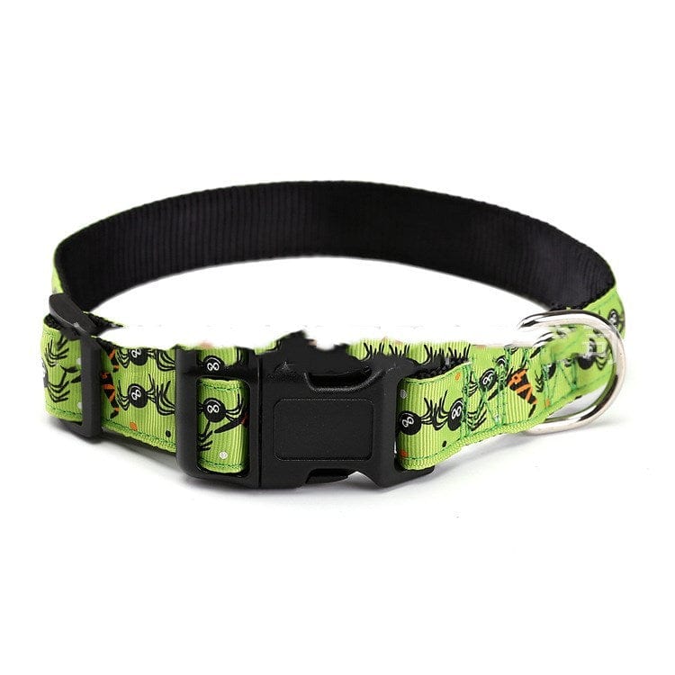 Collier de Halloween pour animaux de compagnie avec motifs de monstres et fantômes sur fond vert.