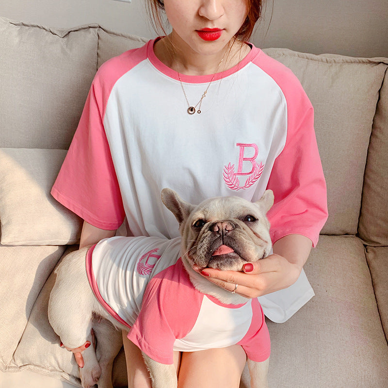 Tenue assortie pour parent et chien, t-shirt à manches courtes rose et blanc, style casual et confort.