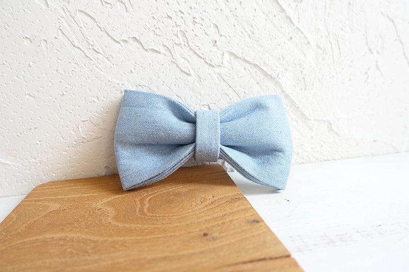 Nœud papillon double couche bleu pour chien sur une planche en bois, élégant et confortable.